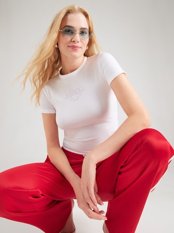 T-shirt GUESS JEANS en blanc : devant