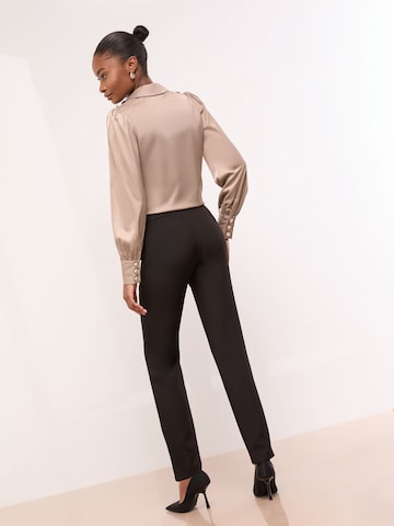 regular Pantaloni con pieghe di Lipsy in nero