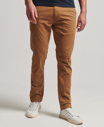 Coupe slim Pantalon chino Superdry en marron : devant