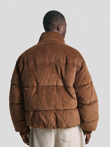 Bershka Přechodná bunda – hnědá