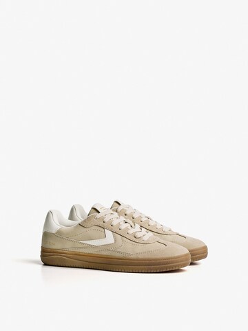 Sneaker low 'ARENA' de la Bershka pe bej