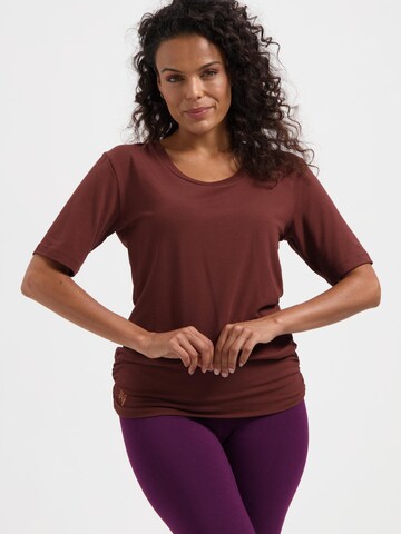 Urban Goddess Yoga & Activewear Sporttop 'Kami Yoga Tee' in Braun: Vorderseite