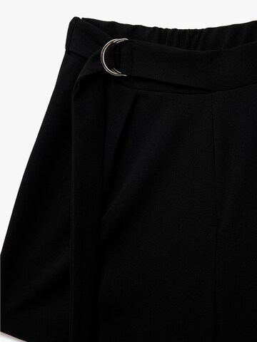 Koton Regular Shorts in Schwarz