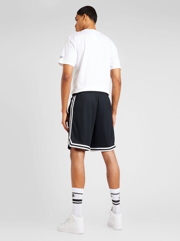 NIKE Regular Sportshorts in Schwarz