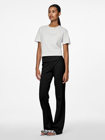 Flared Pantaloni 'PCGEORGINA' di PIECES in nero