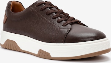 Baskets basses Derimod en marron : devant