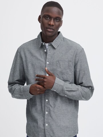 Coupe regular Chemise BLEND en bleu : devant