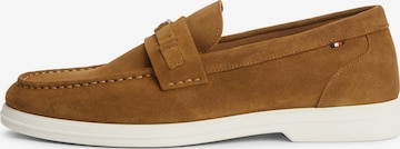 Chaussure basse TOMMY HILFIGER en marron : devant