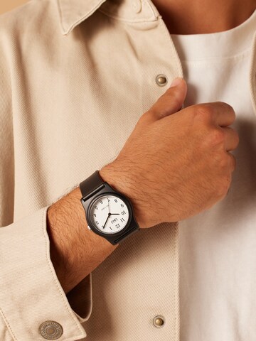 Q&Q Analoog horloge in Zwart: voorkant