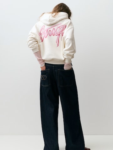 Bluză de molton de la Pull&Bear pe alb