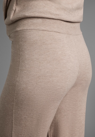 Neun Monate Regular Pants in Beige