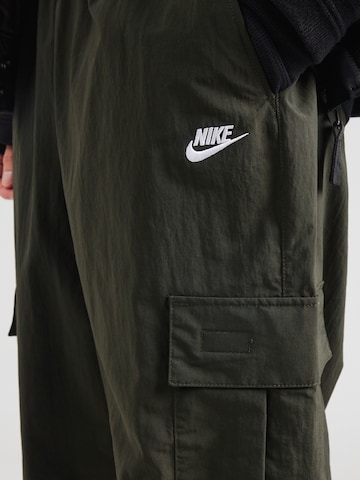 Nike SportswearTapered Cargo hlače 'CLUB' - zelena boja