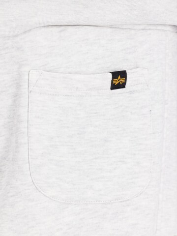 ALPHA INDUSTRIES - Loosefit Pantalón deportivo en gris
