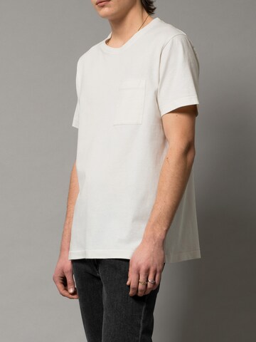 Nudie Jeans Co Regularny krój Koszulka ' Roy ' w kolorze biały