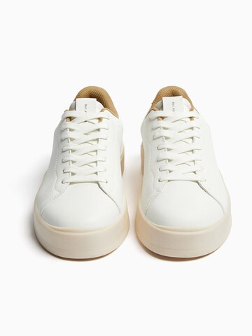 Sneaker bassa di Bershka in bianco