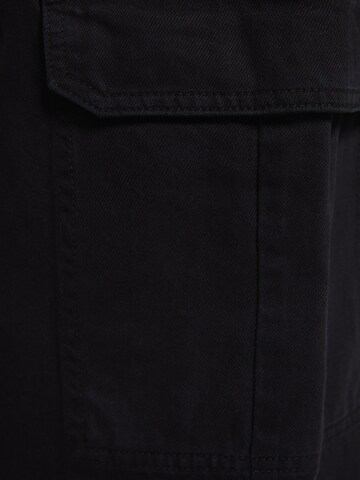 Bershka Loose fit Cargo Pants in Black