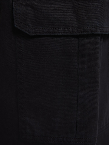 BershkaLoosefit Cargo hlače - crna boja