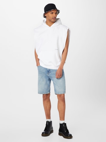 Calvin Klein Jeans كنزة رياضية بلون أبيض