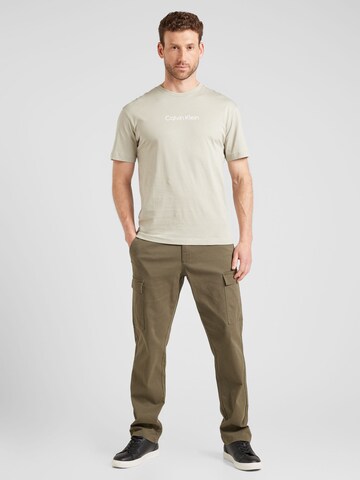 Calvin Klein T-shirt 'HERO' i grå