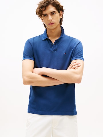 TOMMY HILFIGER T-shirt i blå: framsida