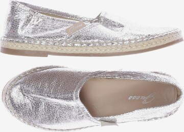 GUESS Flats & Loafers in 35 in Silver: front