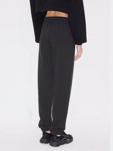 Tapered Pantaloni 'Ruby' de la LeGer by Lena Gercke pe gri