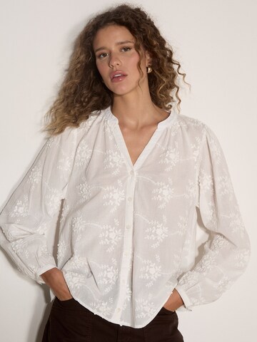 Apricot Blouse ' ' in White: front