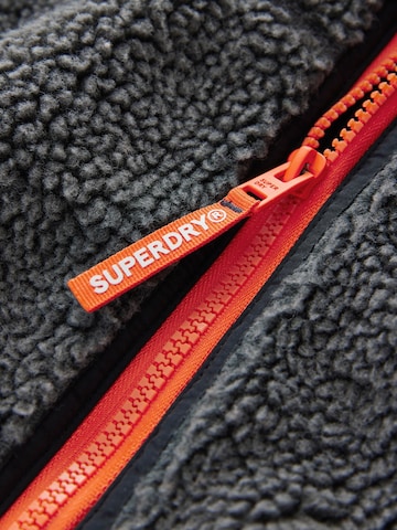 Superdry Välikausitakki värissä musta