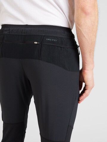 Regular Pantalon de sport NIKE en noir