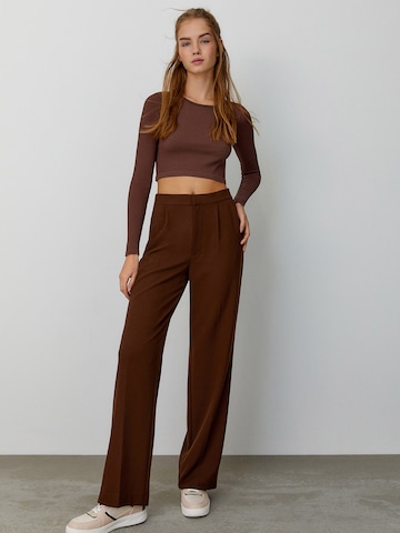 Wide Leg Pantalon à pince Pull&Bear en marron