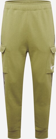 Tapered Pantaloni cargo di Nike Sportswear in verde: frontale