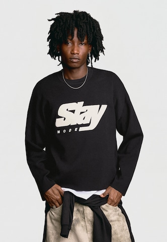 Pulover de la Bershka pe negru: față