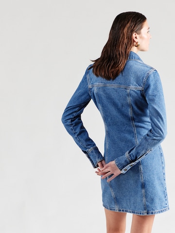 GUESS JEANS Košilové šaty – modrá