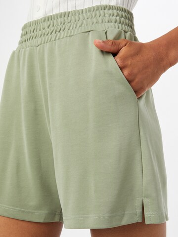 Loosefit Pantaloni 'Flannery' de la mbym pe verde