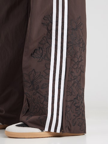 ADIDAS ORIGINALS - Pierna ancha Pantalón 'FB' en marrón