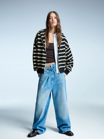 Bershka Zip-Up Hoodie in Blue: front