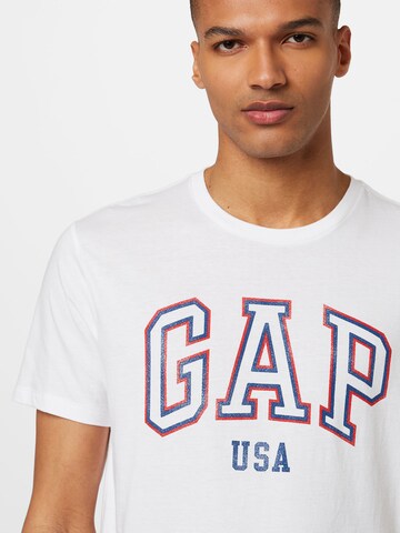 Tricou 'ARCH' de la GAP pe alb