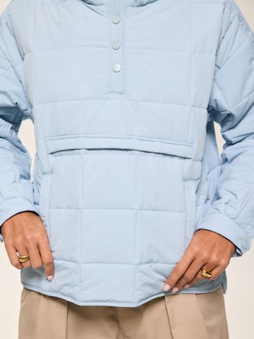 Kamila Šikl Преходно яке в синьо