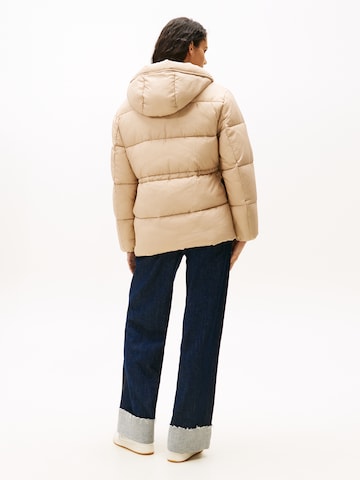 Tommy Jeans - Chaqueta de invierno en marrón
