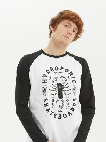 hydroponic - Camiseta 'Hydroponic Skorpio Long-Sleeve Graphic T-Shirt' en blanco: frente