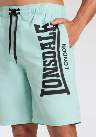 Loosefit Pantaloncini da bagno di LONSDALE in blu