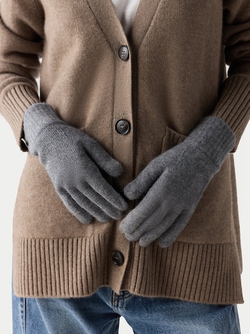 GOBI Cashmere Fingervantar 'Essential Knit Cashmere Gloves' i grå: framsida