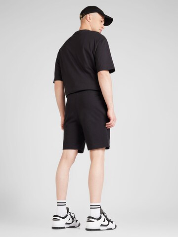 Regular Pantaloni 'LEAGUE ESSENTIALS' de la NEW ERA pe negru