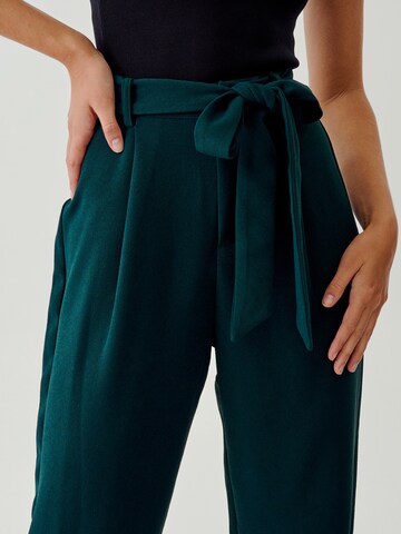 Tussah Regular Pleat-Front Pants 'ALANA' in Green