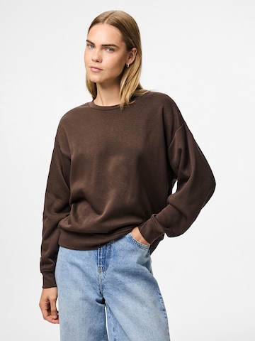 Sweat-shirt 'PCCHILLI' PIECES en marron : devant