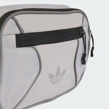 ADIDAS ORIGINALS - Mala de ombro 'Airliner' em cinzento