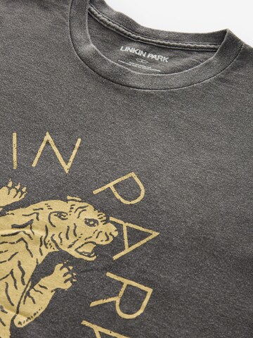 Next T-Shirt in Grau