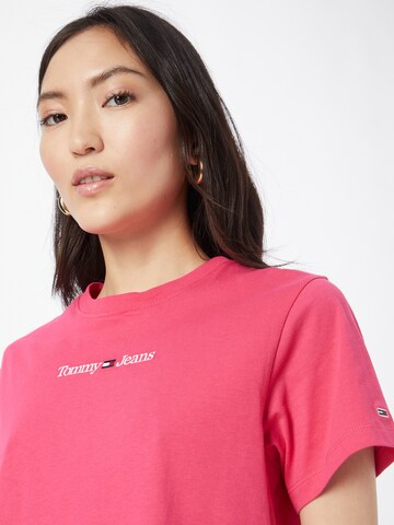 Maglietta 'Serif Linear' di Tommy Jeans in rosa