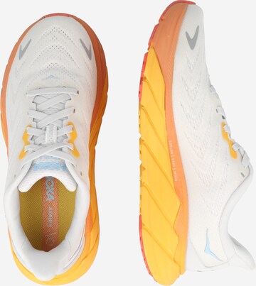 Hoka One One Laufschuh 'ARAHI 6' in Weiß