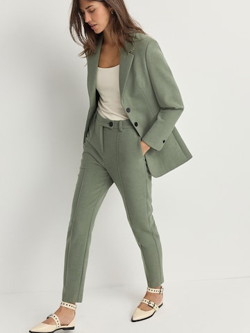 Coupe slim Pantalon à plis Next en vert : devant